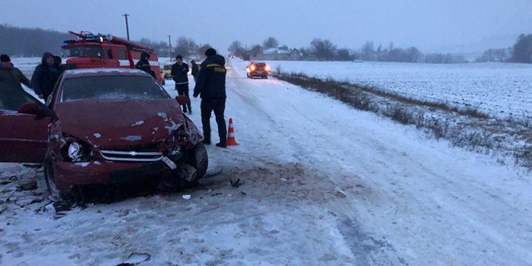 Смертельна аварія на Тернопільщині: жінка загинула, а чоловік та син у лікарні (Фото)
