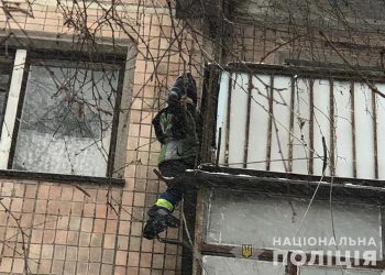 У Тернополі патрульний врятував маленького хлопчика, який висів на перилах балкону (Відео)