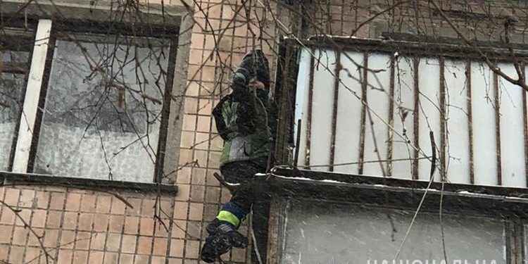 У Тернополі патрульний врятував маленького хлопчика, який висів на перилах балкону (Відео)