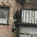 У Тернополі патрульний врятував маленького хлопчика, який висів на перилах балкону (Відео)