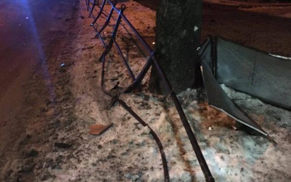 У центрі Тернополя нетверезий водій врізався в огорожу і в чуже авто (Фото)