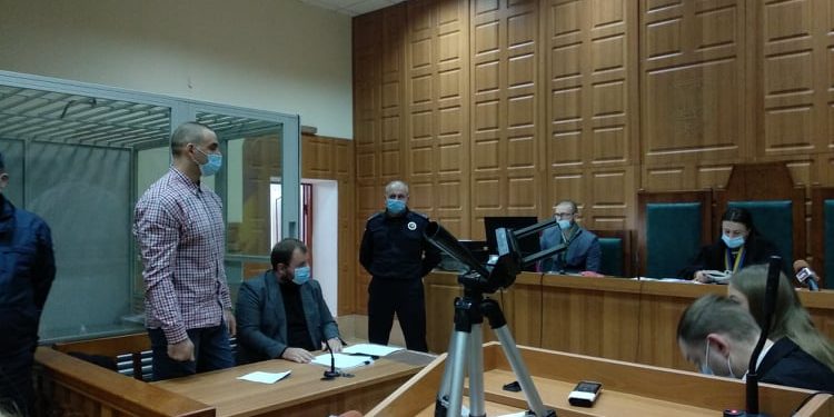 “Щиро каюся”: підозрюваного у стрілянині у Тернополі біля школи взяли під варту просто з зали суду (Відео)