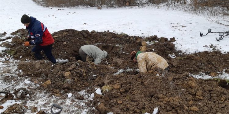 На Тернопільщині знайшли уламки збитого американського літака (Фото)