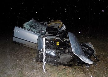 На Тернопільщині 20-річний водій в’їхаву вантажівку: авто розтрощене (Фото)