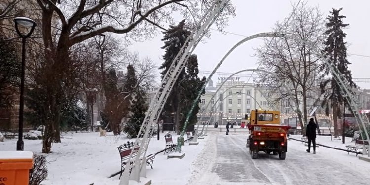 34 одиниці снігоприбиральної техніки очищали вулиці Тернополя від снігу та ожеледиці цієї ночі