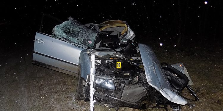 На Тернопільщині 20-річний водій в’їхаву вантажівку: авто розтрощене (Фото)