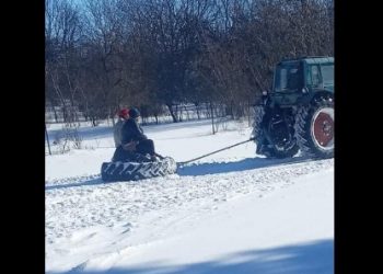 “Це не жарт, це 2021 рік”: показали, як медики Тернопільщини добирають на виклик (Фотофакт)