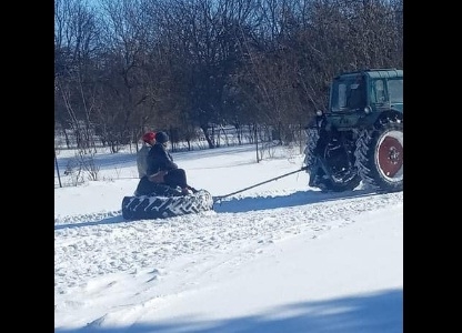 “Це не жарт, це 2021 рік”: показали, як медики Тернопільщини добирають на виклик (Фотофакт)