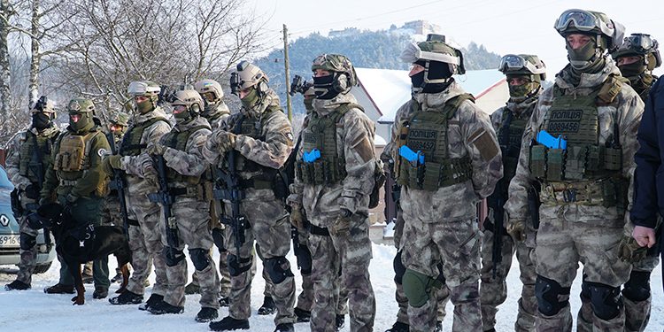 На Тернопільщині районний суд захопили невідомі, взявши заручників та погрожуючи судді (Фото)