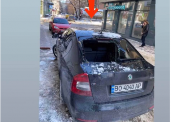 Побило авто: у Тернополі величезна бурулька упала на “Шкоду” (Фото)
