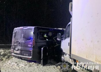 Жахлива ДТП біля Тернополя: три автомобіля зіткнулися, четверо людей у лікарні (Фото)