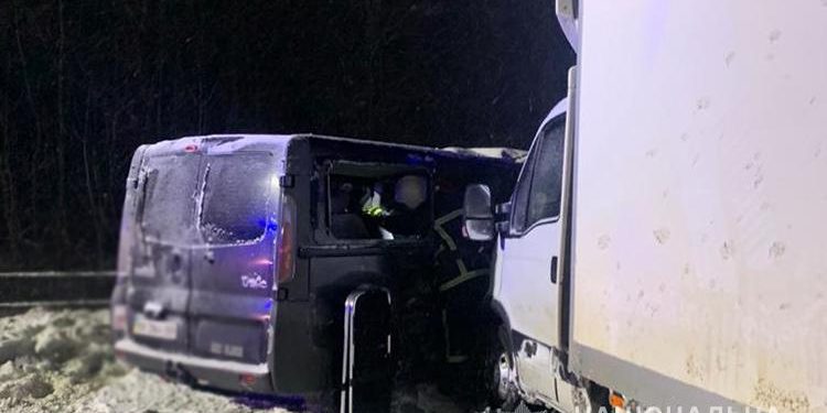 Жахлива ДТП біля Тернополя: три автомобіля зіткнулися, четверо людей у лікарні (Фото)