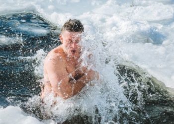 На Тернопільщині після пірнання в ополонку помер хлопець: фатальне купання