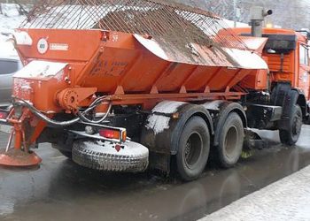 На Тернопільщині каміння з піскорозкидачів потрощило автомобілі і спричинило дві аварії