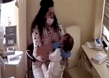 Головою об кушетку: випускниця тернопільського вишу сумно прославилася насиллям щодо маленьких дітей (Відео)