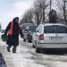 Зекономили: у місті на Тернопільщині замість техніки на дорогу випустили жіночку з відром піску (Фото)