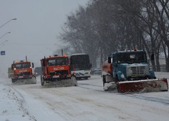 Більше ніж 200 одиниць техніки ліквідовують негоду на дорогах області