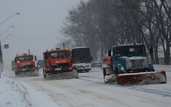 Більше ніж 200 одиниць техніки ліквідовують негоду на дорогах області