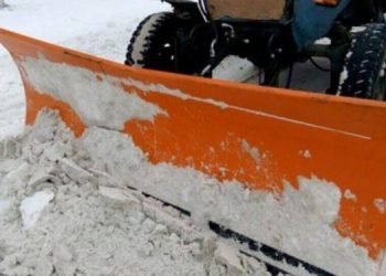 На Тернопільщині міський голова сів за кермо трактора та почав розчищати дороги від снігу (Відео)