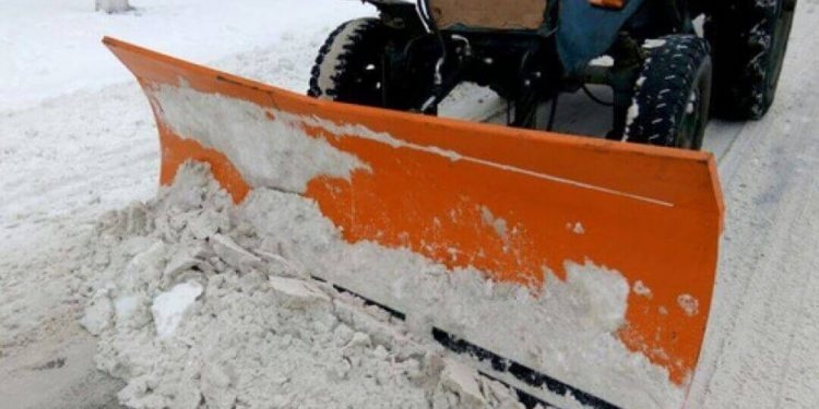 На Тернопільщині міський голова сів за кермо трактора та почав розчищати дороги від снігу (Відео)