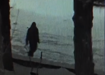 У Тернополі розшукують чоловіка, який викрав кабель із аераційного фонтану (Відео)