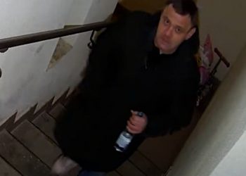 Подивився на камеру і пішов красти: у Тернополі розшукують злочинця (Відео)