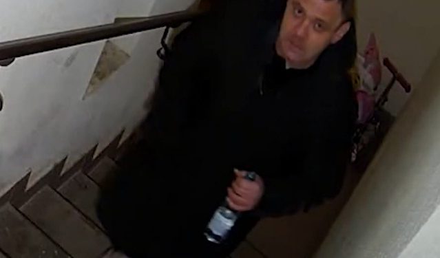 Подивився на камеру і пішов красти: у Тернополі розшукують злочинця (Відео)