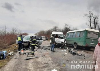 На Тернопільщині у ДТП постраждали люди: одного чоловіка затисло (Фото)
