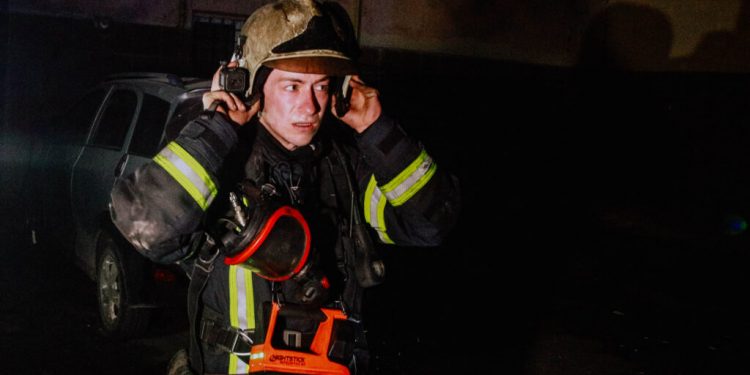 Стався вибух, постраждали четверо пожежників: вночі у центрі Тернополя горіла сауна (Фото)