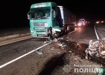 На Тернопільщині зіткнулися вантажівка та легківка: загинула людина (Фото)