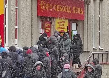 У Тернополі величезна черга біля одного із секонд-хендів (Фотофакт)