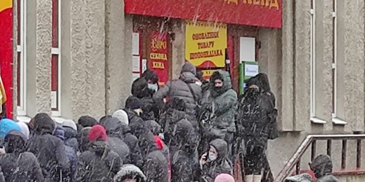 У Тернополі величезна черга біля одного із секонд-хендів (Фотофакт)