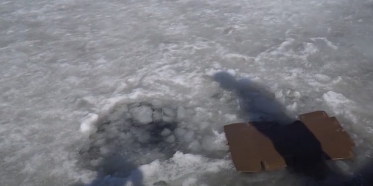 “Часу на роздуми не було”: у Тернополі поліцейський врятував людей, які провалилися під лід (Фото, Відео)
