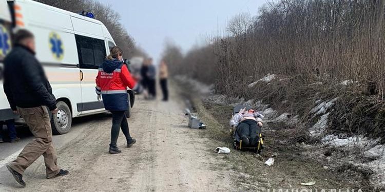 Смертельна аварія біля Чистилова: водій збив жінку з дитиною (Фото)