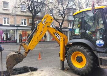 У центрі Тернополя утворилася яма (Фото)