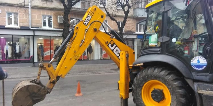 У центрі Тернополя утворилася яма (Фото)