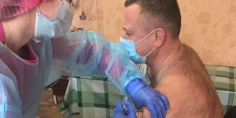 “Вакцинація безпечніша, ніж ШВЛ”, – на Тернопільщині ще один головний лікар щепився від COVID-19