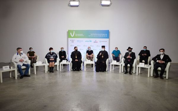 Українських релігійних лідерів щепили проти COVID-19 залишковими дозами вакцини AstraZeneca (Covishield)