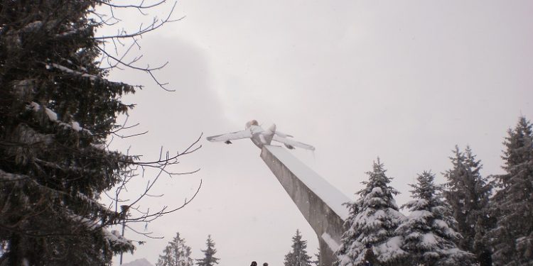 Реконструкція чи демонтаж: тернополян просять допомогти вирішити долю літака на “Східному”