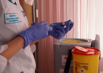 Чи можна довіряти вакцині від COVID-19, яку привезли на Тернопільщину?