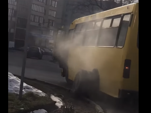 У Тернополі у маршрутки на ходу відлетіли колеса (Відео)