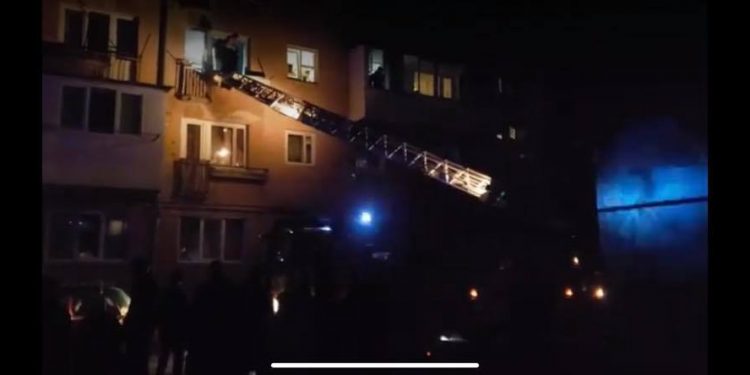 У Тернополі пожежа у багатоповерхівці: врятували 6-ть людей, з них 3-є дітей (Фото)
