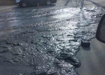 У Тернополі автодорогу залила невідома речовина, водії насторожені (Фото)