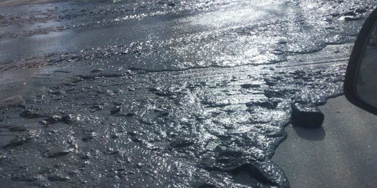 У Тернополі автодорогу залила невідома речовина, водії насторожені (Фото)