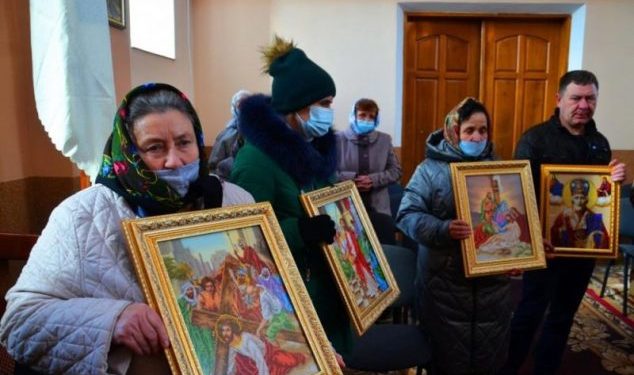 На Тернопільщині освятили 14 ікон, які жінки вишили для одного з храмів (Фото)
