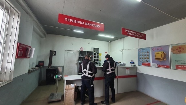 На Тернопільщині працівник “Нової пошти” з лайкою накинувся на клієнта, – соцмережі (Фото)