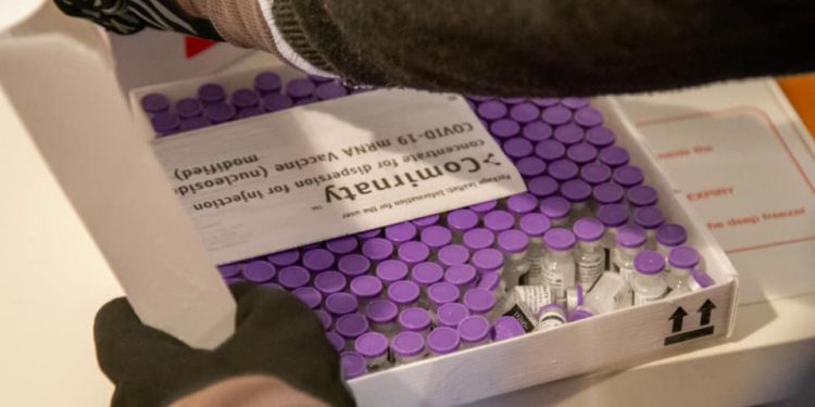 Тернопільщина отримала першу партію вакцини Pfizer: кого щеплюватимуть (Фото)