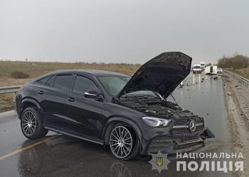 ДТП біля Тернополя: автомобілі розтрощені, бус перекинувся (Фото)