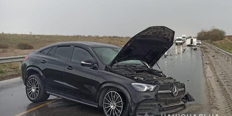 ДТП біля Тернополя: автомобілі розтрощені, бус перекинувся (Фото)