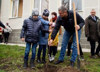 На Тернопільщині висадили саджанці Лесиної груші